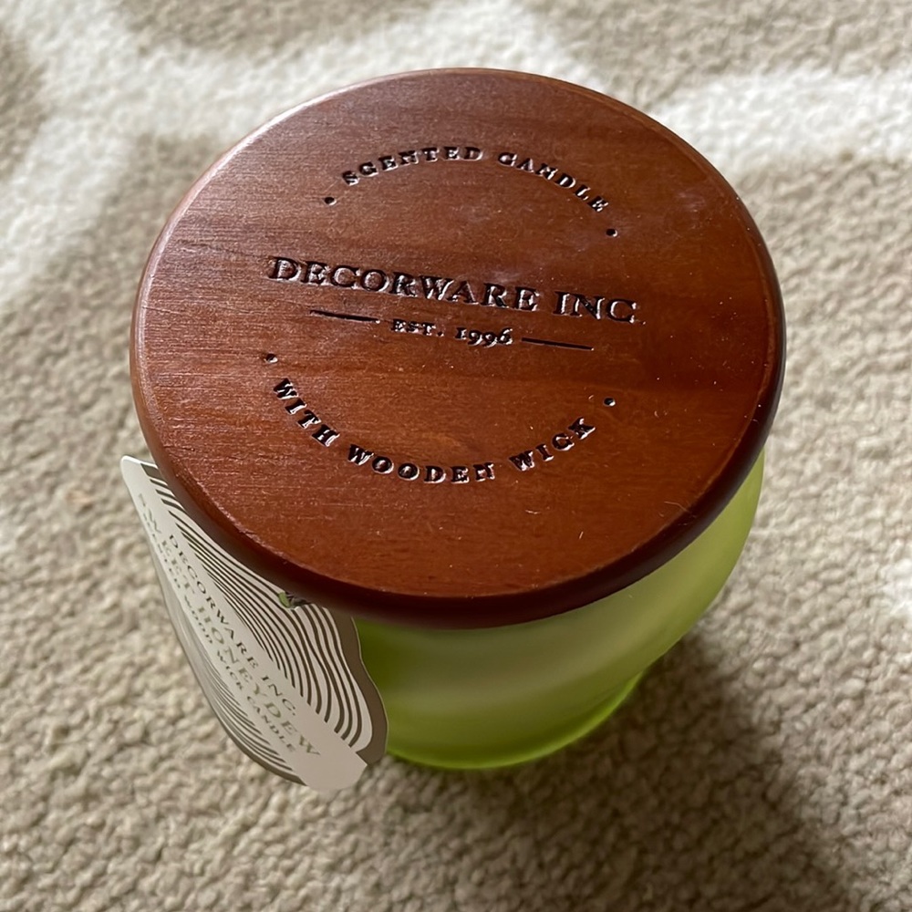 Sweet Honeydew scented wood wick candle